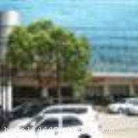 �人���ƴ�Ƶ�λ���人�г������ű��࣬�볤�������ߣ�ƾ��Զ�����������Խ������޷�⡣�Ƶ����ڽ�Ź�԰���������߼���ݣ����漴Ϊ���ָ����ﳬ�С��Ƶ�����ʩ���ƣ��Ǽ�������ס�ޡ����С�����Ϊһ�������Ƶꡣ�Ƶ�ӵ�и���ͷ����Ǳ����������ε���������� �����Ƶ꿪ҵʱ��1997��4�£�2009��5�¾ֲ�װ�ޣ���¥��12�㣬�ͷ�����62�䣨�ף�����ʩ�����
������ʩ	����С����������λ�ھƵ�Ķ�¥�������������200�˽��ͣ�������4��VIP��������ʦ�������ʹ����桢�����ص��Ķ�ʽ��ζ��ʳ��Ϊ�����ṩ���硢�����缰���ֻ�����ϯ��
��������	ϴԡɣ�����ġ�SPA
���ÿ�	ĵ����,���뿨,���ǿ�,����,̫ƽ��
������ʩ	��¥�๦��������ͬʱ����200�����ҵĻ��飬�䱸ͶӰ�ǡ��߼����졢�ƹ����ʩ��
�Ƶ��ر���ʾ
�����Ѱ����Ƶ����ѣ��������Ƶ��������á�˰�ռ����˶���Ҫ��ķ��á�
��ͨ���Ƶ����סʱ��Ϊ14��00�����ʱ��Ϊ����12��00������ǰ��ס���Ƴ���꣬�����������һ�����á�