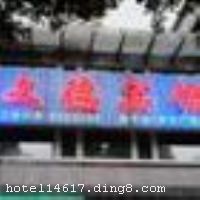 �����ĵ±�����һ�����͵��������б��ݣ�����λ����Խ��λ�ڹų����������ķ����Ĳ���Ȧ�����ݽ�����Ҹ��̳Ǻͽ�ӥ���ʹ������ģ������Ĳ��������֮ͤ�䣬������ʳ�֣��������ķ羰��ʤ�������������£���ͨʮ�ֱ���������������ʩ��ȫ���������£�24Сʱ��ˮ��Ӧ�����ӵ绰�յ���ȫ����ѿ�����10�׹��ˣ�����ʱ�����������ǿ�����������֮���������Ƶ꿪ҵʱ��2006��12��28�գ���¥��4�㣬�ͷ�����35�䣨�ף��� ����ܰ��ʾ���˾Ƶ겻�ܽӴ������
�������� �������ơ���ʽ�����������齫 

���ÿ� ĵ����,���뿨,���ǿ�,����,̫ƽ�� 
