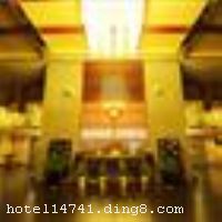 �������ڳ����Եĸߵ��ȼٴ� ���ɽ������ ���񻷱� �����人���������ȼٴ������人������̬���ο������޹�˾���人����ʪ�ط羰�����������η����׼�����ɽ��������ĸߵ��Ƶꡣ�ȼٴ�ռ��7����Ķ������ˮ�塢���񻷱����������Ρ��ٻ�ʢ����һ���ļ���ɫ���졣 �����ȼٴ�ӵ�и���ͷ������к������ɵ����������������Ų�ͬ����������20��䣬�ܽӴ�400��λ����ͬʱ���͡������ṩ�Ĳ���ʳƷ�Գ���ʪ�ص��л����ࡢ�л����ݡ��л��߲�Ϊ��Ҫԭ���ϣ��ñ���Ʒ�������Ѿõ�ԭ֭ԭζ���ȼٴ�Ϊ�����ڲ�ͬ������Ʒḻ��ʵ����ֻ���κ����񡢴����ͺɡ�����ժ��������«έ����Ұ���տ�������������ȣ�ͬʱ���䱸��С���ȵĻ����ң�Ϊ�������񡢹����罻��ṩ������ɫ�ķ��� �����ȼٴ忪ҵʱ��2010��09��01�գ���¥��4�㣬�ͷ�����160�䣨�ף�����ʩ�����
������ʩ	�в�������Ҫ�ṩ����˺ʹ��ˡ�
��������	�����齫������OK����̨���κ����񡢴����ͺɡ�����ժ��������«έ��
���ÿ�	ĵ����,���뿨,���ǿ�,����,̫ƽ��,������
������ʩ	������ң�������300�ˣ���Ժʽ���� �л����ң�������40-50�ˣ� С�����ң�������30�ˣ�Բ��ʽ����
�Ƶ��ر���ʾ
�����Ѱ����Ƶ����ѣ��������Ƶ��������á�˰�ռ����˶���Ҫ��ķ��á�
��ͨ���Ƶ����סʱ��Ϊ14��00�����ʱ��Ϊ����12��00������ǰ��ס���Ƴ���꣬�����������һ�����á�