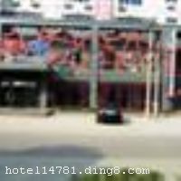 ��˹������Ƶ꣨���ݶ��꣩��λ�ھ����ͱ��ݵ�ȫ���������õ꣬�ԡ��ྻ����ȫ����ݡ�ʱ�С���Ϊ�õ������뷢չ�ķ�������Ƶ�ش����������ɵ���λ���ֶ��곬����100�ף���ͨ�ǳ��������Ƶ����������������Լ��������羰���������µ��������ξ��㡣�Ƶ���Χӵ�зḻ��ʵ���ʳ�����ֺ͹���ѡ�������ݳ�������Ψһ��׼�Ǽ�����������Ƶꡣ������˹������Ƶ꣨���ݶ��꣩���ʵĻ������㻪�ķ����ܰ�ķ�������žƵ꾫�ĵ���ơ������Ŀյ���ʩ��ʵľ�ذ塢32�����Һ�����ӡ����µ��ŵ���ԡ��ʩ�����ʹ���ֱ���绰����ݵ��Է���ȣ��޲�չ�����Ի������������������ĵ��˱��ػ�����ѿ����������������ϴ�¡���Ѳ�Ь�����ͣ������������ȶ�����ѷ���Ϊÿһλ����Ӫ�����Ȼ��ܰ�ļ�ͥ��Χ���õ�ӵ��96�����䣬��׼�䡢�󴲡�Բ������ʽ�����׷��ȸ��෿�ͣ�Ϊ���ṩȫ�µ����ø��ܣ���������͡�����ҵ���ص�λס�޽Ӵ�����ѡ��������˹������Ƶ꣨���ݶ��꣩���ڳ������ģ�ȴ������ȡ������Ϊ�����ṩ������ܰ˽�ܵĿռ䣬�Ƶ�ȫ��Ա���ӷ�������Ϊ�Ƶ�������������ÿ��ˡ����⣫��ϲ���ж�����һ�������ÿ��������ҵ��ҵ���ܰ���ܣ���Ϊ��˹����Զ�����ѡ�
������ʩ ��ʱ�Ͳͷ��� 

���ÿ� ĵ����,���뿨,���ǿ�,����,̫ƽ�� 

������ʩ ������ 

