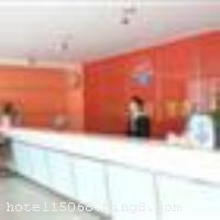 �����Ƶ꣨�˲���������2003��1��13�գ�λ����Ͽ�����˲��ж����Ű�ɳ·1����һ�㳡�ԣ��ٽ�������·���𳵶�վ���˻Ƹ��ٹ�·����Ͽ������������ͷ����ͨ��Ϊ������2010��Ƶ갴�չ��Ҹ��Ǽ���׼������װ�޸��죬ȫ�µĺ����Ƶ�ռ�����8823ƽ���ף��ܽ������19671ƽ���ף�������ܰ����ʩ���ƣ��������һӦ��ȫ�� �����Ƶ���¥���α�¥������ӳ��152�ײ�ͬ���͵ı�׼�ͷ����󴲷��������׷��������ʣ���ͬʱ����300���˵�ס�����󡣿����������в������ṩ�����Ĵ����桢�������ȷ�ζ����������ʱ�����Ը��صĿ���һ���ڸ������С�С�ͻ�����������������˵Ļ������󡣿������������ҡ����Ʊ�����ϴԡ���еȹ������ƣ�����������ɫƷ�ƣ�װ�κ����������š��޶�Ͷ�ʡ����Ĵ����KTV��ҹ�ܻ�����Ҹڷ�Χ������ݻ�����������Ч����ѵ����ֳ��������������ͣ����Ϊ�������ṩרҵ��ͣ���������μ�Ʊ�����Ŀ���ʱΪ�����ṩ������ѯ���񼰷ɻ�����ͧ���𳵡����������ȶ�Ʊ���� �����˲��к����Ƶ����˲����������һ���Թ����ϸ񡢹淶�����������η��ꡣ�Ƶ����ܾ��������£�ʵ�в㼶��ֱ��������ϸ�¡��ϸ񡢹淶��190��������ƶ�Ϊ��ʯ��ʵ�־Ƶ����绯������ͬʱע�ضԲ�ͬ�����˲ŵ�������ΪԱ���ṩ�����ķ�չ�ռ䡣��͸�ڹ���ʼ�յġ��������#8226���������¡��ǾƵ����ҵ���񣬡�ע��ϸ�ڣ�#8226��׷���������ǾƵ�����������������ȱ�ݡ���������롱�ǾƵ�Ĺ�����λ�����ߡ��ϡ�ϸ��ʵ���ǾƵ�Ĺ������룬�ṩ���Ի���ɫ������ÿһλ���ͳ�ָ��ܺ����԰����ܰ��������Զ��׷���뽾���� �����Ƶ꿪ҵʱ��2003��01��01�գ��½�װ��ʱ��2010��05��01�գ�ȫ��װ�ޣ���¥��6�㣬��¥��3�㣬�ͷ�����152�䣨�ף�����ʩ�����
������ʩ	�����Ƶ�һ¥�����Ǿ�ȫ���װ������ĺ���������������700��ͬʱ�Ͳͺ�8������������нӸ��ָߡ��С��͵���ϯ�����������ͣ������Ŷӵȡ�
��������	�����齫������OK����ɣ�ð�Ħ
���ÿ�	ĵ����,���뿨,���ǿ�,����,̫ƽ��,������
������ʩ	�����Ƶ������һ���ԿɽӴ�80�˻��飬�ṩͶӰ�ǡ����졢��Ͳ����ˮ��������յ�����ʩ��
�Ƶ��ر���ʾ
�����Ѱ����Ƶ����ѣ��������Ƶ��������á�˰�ռ����˶���Ҫ��ķ��á�
��ͨ���Ƶ����סʱ��Ϊ14��00�����ʱ��Ϊ����12��00������ǰ��ס���Ƴ���꣬�����������һ�����á�
