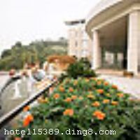 ��ɽ�Ƶ꣨ԭ�˲��人��ѧ��Ͽѧ���������ģ��Ǽ����顢���Ρ����񡢽�����ѵ��ѧ�����ֵȹ�����һ��Ļ�԰����ʽ�Ƶꡣ�Ƶ�λ�ں���ʡ�˲���������չ���56�ţ����ٹ�·����ԣ��������˲����������ο�ǩ֤��ת���ء���Ͽ�ο����ġ�����ռ�����100Ķ���̻�����ߴ�70����������������ͨ��ݣ������ھ�����Ͽ��������Ͽ��ӳ�������ľƵꡣ �Ƶ���ѧ��Ʒ�������ĺ����������������ס�˷����͡�����������Ϊ���ṩרҵ����ϸ�ġ�һվʽ��������Ϸ���������Ʒ��Ϊ���������������;�ϲ�� �Ƶ���¥ӵ�н���ʽѧ���������ȿ�����8��350�˵ĸ��������16�䡢���п�ͬʱ����350�˽��͵ĺ����в�������ͿɽӴ�100λ���͵����Ͳ�λ����ɡ��ưɡ�ѩ�Ѱɡ�����ɳ����������԰�ֱ���18��������װ���У��� ���Ǽ�֡�����ػ����������ޡ��ķ�������͡�����Ϊ����׷��׿Խ���Ĺ�������ṩ���Ի��Ĺ����ͷ��񣬲�иŬ���������Ľ���׷��׿Խ�� ռ�ذ�Ķ��԰�־��۳д��人��ѧ����ɫ�ͷ�񣬡��㡢ӣ��÷�����Ĵ�԰��ֲ�����ǡ��ࡢ���������岼�֣�����һ����Ȼ���ɣ�Ϊ�����������ͽ�����˫�ظ��ܡ�