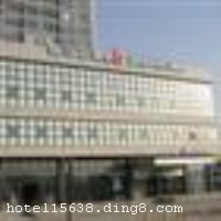 ����֮����ͨ�������������ѡ�����ʵĴ��棬���䱸���������µİ�˯�����Ӽ��������߹󾱲��İ�˯����ͷ��ʹ��һ��˯�����������������������Ի���רҵ������ƣ�ʹ�������ڼҵ����¸��š��ڰ�ȫ�ϾƵ깤��ʦ�Ѿ�Ϊ�����ǵ�ʮ���ܵ����Ƶ��ÿһ���ֽ����������ϸ�ǿ�Ȳ��ԣ���������ǿ��ĺ����߷���ϵͳ��ȫ��λ�Ŀ���ϵͳ��ʹ������ס��Ϊ���ģ�ͬʱ�Ƶ�ȫ����װ�κͼҾ߶������ϸ�Ļ�����⣬Ϊ���Ľ���ס���ṩ�˿ɿ���֤���Ƶ�ҲΪ���ڶ������Ͷ������Խ��������Ӫ��ʦ�Ĳ��㣬��һ���Ӫ�����Դ���͵�20���Ʒ���л�ȡ��Ϊ���Ľ����������ϡ�������ʩ	�����Ĳ�������ṩ20���Ʒ�ֵ�����ʽ��ͣ���͡������ṩ��ʽ��ͣ���ʳ�ȡ�	 ��ʱ�Ͳͷ���
���ÿ�	ĵ����,���뿨,���ǿ�,����,̫ƽ��
������ʩ	������ң��ṩͶӰ�ǡ����䡢���ε��豸��������80�ˣ�	 С�����ң��ṩͶӰ�ǡ����䡢���ε��豸��������20�ˡ�