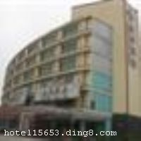 �麣�𰶾Ƶ��������麣�������������Ŷ�������ϣ��ش������³������ģ���������������վ�����Ÿ���ͷ�����ڶ��žưɳǼ����ٺ�����ʳ�֣��ܱ߷���������������ˣ�ȥ�������غ����ٹ�·��������������ܱ����������麣�𰶾Ƶ������ӱ���£�ӵ�и�ʽ�ͷ�88�䣬����������ʣ��ṩ����������ͬʱ�����в͡����͡����������������ġ������ҡ�ͣ������������ʩ�����������Ρ����е�����ѡ�񡣡����Ƶ꿪ҵʱ��2005��7��18�գ�¥��6�㣬�ͷ�����88�䣨�ף���

��ʩ����������ʩ ���������в��� 

�������� �����齫��ɣ�ð�Ħ 

���ÿ� Visacard,ĵ����,���뿨,���ǿ�,����,̫ƽ��,������,���´￨,��ͨ��,������,JCBcard 

������ʩ �Ƶ����д�С�����ҡ� 
