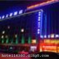 ����ɽˮ�ľ��Ƶ괦����ó�������ʤ����59��,�����Ϻ��㳡��������ǳ�վ���֮�࣬�ڽ���¡�С�ϰ�ҳء��Ƽ��塢����¥����Ӱ�ڡ����˳ǵ���������ʤ�ء�λ�ý�ͨ������ ��������ɽˮ�ľ��Ƶ���һ�Ҽ��ͷ���������ɣ�á�KTVΪһ����ۺ��ԾƵꡣӵ�пͷ�73�䣨�ף���װ����Ƽ�Լ���壬����Ƶ껹�������в���������300��ͬʱ�òͣ������ҿ�����80�ˣ�ͶӰ�ǣ������豸��ȫ�������齫������OK�����䱸��������ס��ͬʱ�õ��������֣��������������������������У����ﶼ����ѡ�������֮���� �����Ƶ꿪ҵʱ��2010��9�£���¥��8�㣬�ͷ�����73�䣨�ף�����ʩ�����
������ʩ	�������ṩ��ʽ������ͣ��ҳ��ˡ�
��������	�����齫������OK��
���ÿ�	ĵ����,���뿨,���ǿ�,����,̫ƽ��,������
������ʩ	�����ң�������80�ˣ�ͶӰ�ǣ������豸��ȫ��
�Ƶ��ر���ʾ
�����Ѱ����Ƶ����ѣ��������Ƶ��������á�˰�ռ����˶���Ҫ��ķ��á�
��ͨ���Ƶ����סʱ��Ϊ14��00�����ʱ��Ϊ����12��00������ǰ��ס���Ƴ���꣬�����������һ������