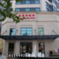 �����������Ƶ�Ϊһ�Ҹߵ�����Ƶ꣬2009��ĩ��������װ�ޡ�λ�ڶ������������ϣ��Ƶ�����10���߾���վ���н�������ӣ����ɵ���վD���ڣ������ڹ�ó��Ȧ���Ƶ��ܱ߷ֲ����˼�԰����ǡ��׶�ͼ��ݡ����������á��������ֹ����ֳ�����ɯ������˹�ȡ�������ͨ�����֡����������֮�أ��ǾӼ����Ρ�����칫�����жȼ���ʿ����������ѡ�� �Ƶ꿪ҵʱ��2006��12�£�2009��ȫ��װ�ޣ�¥��12�㣬�ͷ�����193�䣨�ף���
��ʩ�����
������ʩ	��ͤ������������
��������	���Ʊ�������
���ÿ�	Visacard,ĵ����,���뿨,���ǿ�,����,̫ƽ��,������,���´￨,��ͨ��,������,JCBcard
������ʩ	С�����ң���������50�ˣ� ������ң���������120�ˡ�