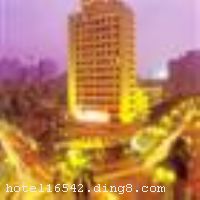 �����Ƶ�λ���й��Ĵ�����֮һ�����㶫ʡ��ɽ�У��ǹ㶫�׼�������ת���������ɺ�ΰ��һ���ִ����Ƶꡣ��������ֻ�ж�ʮ����,���϶�ʮ�๫�������������羰����������ɽ�����ɽ�������Ĺ���𳵡�����ֱ���롢�ۡ��ģ���ͨ���㡢ͨѶ��ʩ��ȫ����һ���������С�̽�׷��ѡ��ṩ�������볡���� �����Ƶ�¥��ʮ�˲㣬�ײ�Ϊ�����ûʵĴ��������з�����̨���������ġ������ҡ����տ�ȡ���̨����ȫ���������Ƚ����Թ���ϵͳ����ʱ���Ϊ�����ṩ���׼�����ʷ��� �Ƶ����������ı����������������ĵ绰���紫�������Լ���Ӣ�Ĵ��֡���ӡ���ļ����ݡ������ҳ��⣬�����۹��ڡ����ʷɻ�Ʊ�͹��ڻ�Ʊ����ɽ-�޺�����ɽ-������ֱͨ��Ʊ��ƽ�޸�����۵Ĵ�Ʊ�ȣ�Ϊ���½��������ṩһ���������ʵĻ����� �Ƶ���ò�����������ŵ���������������¥Ϊ�в�����ʮ����ʮ�ߡ�ʮ��¥��Ϊ������������Ҫ��Ӧ���˼�����С�ˡ�����ʮ��¥Ϊ��ת�������Ӹ����£����˾�ɫ�����۵ף�������¥����һ�����쿨��OK�������� �Ƶ�����ʮ��¥�ֱ�Ϊ��׼�ͷ����߼��������ͷ���ɣ�÷������вʵ硢ֱ�����ʳ�;������յ�������ԡ�ҡ�24Сʱ����ˮ��Ӧ���̸���������ϵͳ��һӦ��ȫ���豸������ʮһ��ʮ����ʮ��¥Ϊ����������������ж���ɣ������ԡ�ң�Ϊ���������;ƣ���� �����Ƶ��ÿһλԱ�����š��������ϡ�����ּ������ʹ����ﵽ���ƾ���������¸��ܵ�����������Ȥ�������Ƶ�Ц�ݳ����Ƶ��ÿһ�����䡣 ��������Զ�����������ֺ����������Ƶ껶ӭ���Ĺ��١���ʩ�����
������ʩ	���� ������
��������	�������� ���� ��Ħ���� ���ֿͷ�����ɣ��ԡ��
���ÿ�	Visacard,ĵ����,���뿨,���ǿ�,����,���´￨,��ͨ��,������,JCBcard
������ʩ	������