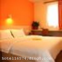 7�������Ƶ꣨�差��վ�꣩λ��������վǰ��·�ԣ����վ��վ��Լ200�ף����ڹ�����վ������1���ӣ�������Ʊ���ģ�����1���ӣ���������;��������վ������3���ӣ�����ͨ����ʮ�ֱ�ݡ��Ƶ�ش��������ĵضΣ�������㳡������Ȧ���ֶ��깺��㳡��������Ļ��㳡�������ų�ǽ�Ⱦ���10���ӳ���֮�ڣ�����������·��ר�߳�ֱ���差���羰��ʤ�����ξ��㡣�Ƶ��ܱ߲��������֡�������С��������С��ʾֵ�����������ʩ��ȫ�����ڻ�ӵ�ж�����ͣ��������Ϊ���ṩ��ȫ������ͣ������ ����ܰ��ʾ���Ƶ���������⣬�������Ͳ��ṩ��ѵ�һ����ϴ����Ʒ����ʩ�����
���ÿ�	ĵ����,���뿨,���ǿ�,����,̫ƽ��,������
�Ƶ��ر���ʾ
�����Ѱ����Ƶ����ѣ��������Ƶ��������á�˰�ռ����˶���Ҫ��ķ��á�
��ͨ���Ƶ����סʱ��Ϊ14��00�����ʱ��Ϊ����12��00������ǰ��ס���Ƴ���꣬�����������һ�����á�