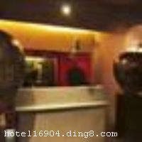 ������˼��ջλ�ڱ��������������ϲ࣬���ڹ����������������;ưɽ֡�ʹ����������λ����Խ�� �����Ƶ�����󷿡��з���С�����ַ��ͣ����ڵ�װ�޺Ͳ��ã�����������ӡ�ȣ�ӡ�ᣬ���嵺��������Ʒ��װ�Σ����Զ��ص��Ļ���Χ���Ƶ�ӵ�����ɣ�Lan NaThai��̩��������������Hazara��ӡ������Courtyard�������FaceBar�ưɣ�װ�����˸е�������飬Ʒζ���ء� �����Ƶ꿪ҵʱ��2010��6��25�գ�¥��3�㣬�ͷ�����16�䣨�ף���
��ʩ�����
������ʩ	���ɣ�Lan NaThai��̩����������̩�ͣ�װ��Ϊ̩ʽ��񣻹�������Hazara��ӡ����������ӡ�ͣ�װ��Ϊӡʽ���FaceBar�ưɣ�Ϊ���嵺װ�Σ������и������֣����˸е�������顣
��������	̨��
���ÿ�	Visacard,ĵ����,���뿨,���ǿ�,����,̫ƽ��,������,���´￨,��ͨ��,������,JCBcard
������ʩ	Courtyard�������������70�ˣ�����ͶӰ�ǡ�Ļ������Ͳ��������豸��