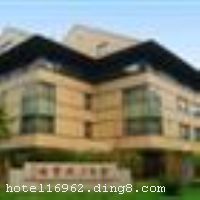 ��̨Ϧ�ջ�ݸ�������600����ʷ��Ϧ���£����ڴ˻����Ͻ����ˡ����⣦#8226��ʫ�⣦#8226�����⡱���Ļ������ݡ����ﲻ���Ǽ��ͷ������顢����������Ϊһ����ۺϻ�ݣ�ͬʱ����һ���Ļ���ҵ��ƽ̨������ۺ������Ļ������Ļ������Ļ������Ļ�����Ⱥ�ͱ����������ż�֮�ء��� Ϧ���µ������ྩ�˾�֮��̨Ϧ�գ���ɲ���������أ�����ԨԶ������ͳ����ѳ��ľ�ʢ����������Ժ��������������ɫ��ʤ�����ɲ�ع⣬���ٽ�̨Ϧ�ջ�ݣ�������ʿ��������䣬���п���������������������Զ����֮��Ȼ��
��ʩ�����
������ʩ	��̨ʳ����������Ӫ���ˡ��Ʋˡ��ٸ��ˣ�������200�˾Ͳͣ� Ϧ����ի��������30�ˣ� Ϧ�ղ�Է��������60�ˡ�
���ÿ�	Visacard,ĵ����,���뿨,���ǿ�,����,̫ƽ��,���´￨,��ͨ��,������,JCBcard
������ʩ	�Ͻ�̨���๦��������������120�����ң� С�ͻ����ң�������Լ14�ˡ�