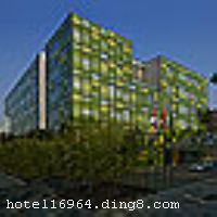 ���������һ�Ҷ�����оƵ꣬���ձ������������ʦ�����ṹ˼���졣Ũ�ҵ�ʱ������������չ�Ŀռ���ƣ�����ڹ���˶�Ŀһ�µĸ��Ի����񡣴Ӷ�������������������Ϊ�泩���泩�� �����������Ƶ귿�ڵ�װ���洦�ɼ���Լ��ʱ�иУ�ͬʱҲ��ϸ��ĩ�ڴ�ί���л��ŵ����̣���Ȼ����Ľ��ֻΪ���ṩ�����ʵ����ܡ�ÿ��ͷ��ڶ�������ԭľ�ذ壬����˫�˴��������������µ�ԡ�ҡ� ��������������������ͣ����׶����ʻ�����30���ӳ��̣�����ʹ����������������ʱ�У���ʳ�����������ּü�һ�õı���������עĿ���Ǵ��¿�������Ŀ-������VILLAGE�� ����������Ṳ��3�������������ưɡ����к�ʽ��SURENO�����Ƿ���Bei�Լ�ȫ�չ�Ӧ��VILLAGE CAFE����������ʱ�����о���Mesh�Ͳ�ҹ�ư�PUNK��������ȫ�µ����顣
��ʩ�����
������ʩ	�����ղ��������к�ʽ������������Ϳ�����
��������	ˮ��
���ÿ�	Visacard,ĵ����,���뿨,���ǿ�,����,̫ƽ��,������,���´￨,��ͨ��,������,JCBcard
������ʩ	�����ҡ��๦����