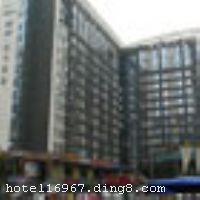 ����ʱ���Ƶ����й���������һ�Ҿ����;Ƶ꣬���ǵĻ��������ǳ�ʵ���ˣ�̤ʵ���£��������ϣ�΢Ц��г������ʱ���Ƶ�λ�ڳɶ��к���·���н��붫��ֵĽ��㴦����ɶ��������ҵ���ģ�����·��100�ף�����λ�ý�ͨ������ʮ����Խ�� ӵ�пͷ�200��䣬�����أ�������ţ�������ʩ�Ƚ����ƣ������������еľ���ѡ�񡣾Ƶ�24Сʱ��ˮ�������ӿڣ���Ʊ������Ԥ����Ϊ���ṩ�����ͼ������л�����ͣ����ѡ���ʩ�����
���ÿ�	ĵ����,���뿨,���ǿ�,����,̫ƽ��,������
�Ƶ��ر���ʾ
�����Ѱ����Ƶ����ѣ��������Ƶ��������á�˰�ռ����˶���Ҫ��ķ��á�
��ͨ���Ƶ����סʱ��Ϊ14��00�����ʱ��Ϊ����12��00������ǰ��ס���Ƴ���꣬�����������һ�����á�