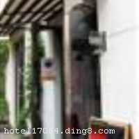 �ɶ���ͨ�������������ڸ��Ϻ��ԣ����������Թ�����ı����οͣ����С���Ϲ�����ͽ������Ͽ�ı����壬���ﵥ����������ı����ͣ������Լ���ȥ������ר�߰����ߣ�ס���ǿ��Է����Լ�����������������ͼ�һ�����У����ڵ�Ա����ͬ����һ���������������ڳɶ���һ�����У��Ƽ���ص��ĳɶ��������ӵ����ɫ�ķ��䣬�����鵽��һ���ľƵ�ס�ޡ� �������Ὺҵʱ��2009��8��10�գ�¥��7�㣬�ͷ�����30�䣨�ף��� ����ܰ��ʾ���������᲻��ˢ������ʩ�����
������ʩ	�߷ɿ��ȣ���Ҫ�ṩ���ͣ��и����Ӱ600����
�Ƶ��ر���ʾ
�����Ѱ����Ƶ����ѣ��������Ƶ��������á�˰�ռ����˶���Ҫ��ķ��á�
��ͨ���Ƶ����סʱ��Ϊ14��00�����ʱ��Ϊ����12��00������ǰ��ס���Ƴ���꣬�����������һ�����á�