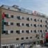 ӭС顱֮ƵıСţӭĳӳԵĽ֮ǣŹó꣩Ƶλ˼·3281¥óú⻪ʳڣشҵͨ20·Ƶ꣬Żվ峤;վ8ӵ·̣˳⳵15ӳ̣ɽ·н֣죬ɽ̨ŴѧӣҬկλˮ԰չĽ18ӳ̡ģƵΪṩ400ͣλ,лѣ2Ԫ/쳩ڳ;ŶƵΧ20֮ṩWI-FIھƵڵλãԾܵWi-FiġߡʡƵܱȫҵ㳡ٻ̳ǣޱɭ㳡ó̳ǣʳ⻪ʳǣվֶ5Fʳ㳡С۾ŵ谲ĸѼ񶳡ĻŶͼ齻ġóáĻġУưһ֣ȣԡKTVӰǣӦоУŷɡʱ֮Źó궼һܰ
ʩ
ʩ	
ÿ	ĵ,뿨,ǿ,
ʩ	๦ܻ