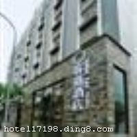 �ɶ��͵��Ƶ�λ�ڳɶ���һ��·����·�ϣ�����������������԰���Ͻ�ͤ�����Ĵ�����ѧԺ���Ĵ���ѧ���ư�һ�������ڣ�λ����Խ���Ƶ굽�����Ĵ���·���в���Լ10���ӵĳ��̣���ɶ�˫�����������ʻ�չ���Ľ�Լ��Сʱ���̣���ͨʮ�ֱ�ݡ��Ƶ�װ�޷������ʽΪ���������ӣ��䱸��ʩ��ȫ���ǲ�����ʿ�����ͣ��֮���� �����Ƶ꿪ҵʱ��2010��9��20�գ���¥��6�㣬��¥3�㣬�ͷ�����82�䣨�ף�����ʩ�����
��������	ɣ�ð�Ħ�������齫
���ÿ�	ĵ����,���뿨,���ǿ�,����,̫ƽ��
�Ƶ��ر���ʾ
�����Ѱ����Ƶ����ѣ��������Ƶ��������á�˰�ռ����˶���Ҫ��ķ��á�
��ͨ���Ƶ����סʱ��Ϊ14��00�����ʱ��Ϊ����12��00������ǰ��ס���Ƴ���꣬�����������һ�����á�