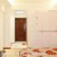 �ɶ������Ƶ깫Ԣ���츮�㳡�꣩�ش��츮�㳡�ϲ�һ���ߵ����ڣ��滨��12�ţ���������¥������ȡ�������з��㡣�Ƶ�¥�¾��аٻ���¥��Ħ����ʢ���ʺʹ��졢���пڣ�����3-5���ӿ�������·���н֡����ָ����С���ʯ�ź����г�������������̩����װ�ǡ������̳�Ҳ����ߡ�����壨�츮�㳡�꣩�Ǽ̴���·�����һ�����棬�ܱ���Ȧ�Ƽ�����ͨ�������ͷ�Լ40ƽ�ף�С�ɶ���ӵ�������������䡣ȫ��װ�ޡ�������ȫ������Ϊ1.8�����ʴ󴲣���ϲ��������Ʒ��32��Һ�����ӡ���ů�豸���ø�������С������յ������ڶ��ơ���ơ�̨�ƾ㱸�������ɵ����������ߡ���Ͱ����ͷ��Ϊ���գ���������ȼ���߾�Ϊ��̫�� ��������·��������������խ���ӡ����ֹȡ���ɫ���㡭���ɶ���ʵ��ֹ�������������кܶ��������ĵط����ɶ��Ǵ����ϵ����࣬�ضη�������ʱ��ؿ������鵽�ݲ�ݡ����ʹ��硢���ա��������Ⱦ���Ũ�����������о���� ������Ԣ��ҵʱ��2011��3��1�գ�¥��37�㣬�ͷ�����20�䣨�ף��� ����ܰ��ʾ��: 1.��Ԣ��ͣ������ 2.��Ԣ���ܽӴ��������ʩ�����
�Ƶ��ر���ʾ
�����Ѱ����Ƶ����ѣ��������Ƶ��������á�˰�ռ����˶���Ҫ��ķ��á�
��ͨ���Ƶ����סʱ��Ϊ14��00�����ʱ��Ϊ����12��00������ǰ��ס���Ƴ���꣬�����������һ�����á�