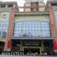 ���Ƶ�λ�����ϴ������������ҵ�������ԣ������վ������ֻ��10���ӳ��̣�1Сʱ����Ȧ�����ϻ��¡���ϼɽ������ɭ�ֹ�԰���ر���կ�������羰�㣬λ����Ŀ����ͨ��ݣ��ܱߴ��ͳ��С����С�ͨ���̡�ѧУ��Ʒ��4S���һӦ��ȫ����ʩ���ƣ�������ȫ����ס��ΧŨ�� �Ƶ����ִ���ʱ�С�����Ϊ��Ҫ���ȡ���������Ļ�Ϊһ�壬��������ӱ���ڲ���ơ����ʵ��ŵ�ס�޻����������ܵ���רҵ���������Լ�����ɫ����������ʿ������Ρ����е������֮ͣ�����Ƶ��������Ǳ�׼�ĸ��������Ϳͷ�77�䣬��������1�䣬�๦�ܻ�����2�䣬�������ͣ�������Ƶ�ͷ��ڲ���������硢���ֵ��ӡ����ʹ���ֱ���绰��˽�˱����䡢24Сʱ����ˮ����ů�յ��ȣ���������ʿ���۹�����ṩ�����ʱ�����˽�˿ռ䡣
��ʩ��������ÿ� ĵ����,���뿨,���ǿ�,̫ƽ��,������ 


