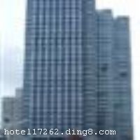 E�ӾƵ�ʽ��Ԣ��������ó�̳ǵ꣩������ó�̳ǡ�������ҵ�㳡������Ȧ�У���վ��վ20�׼�����ӵ�е�������������ϡȱ��Դ��һ���棬����ӵ�С��Ժ����ֹ���һվʽ����ƽ̨���ֶ�����ڴ��õ��²㣬1-5¥��3��ƽ�׵Ĺ���㳡���������Ŵ����������������ĵ��¹����̳ǡ��������ٻ�����̳ǣ�������ϰ�߿�����������ʿ�ڸ���ʱ������������ļ��±�������һ���棬������ͨ�˴��������˵�������н�ͨ��Ϊ����ĵط���������վ����;����վ����վ������վ���ڷ�Բ200�׷�Χ�ڣ���������20���ӳ��̣������ݣ��������ɳ������κεط��� ����E�ӾƵ�ʽ��Ԣ��������ó�̳ǵ꣩���Ǽ���׼���ã�Һ�����ӡ����ʴ󴲡����ƵļҾߡ�����ʽ�����ȣ���ֵ��һ����ǣ�ȫ��ص�˫��۾��������������ñ��;�������������ͬʱ������������ţ�����ס��������ʿ���ܰ����ľ�ס�ռ䣬Ա�Y�������ɽ������ҹ����һ������������ ������Ԣ��ҵʱ��2011��01��01�գ���¥��40�㣬�ͷ�����10�䣨�ף��� ����ܰ��ʾ���Ƶ겻�ܽӴ������
��ʩ�����
������ʩ	��ó�̳Ǵ���5¥���Ǵ���С�Գǣ����͡��ϵ»����ڴ���һ¥������ʮ�ֱ�����
