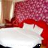 ��ҿ�ݾƵ꣨�Ĵ�ʦ����ѧ�꣩��λ�ڳɶ��н��������ڽ��Ĵ�ʦ����ѧ�����ţ����Ĵ�ʦ����ѧ����ʵ����ѧ������������԰��ȥ���ɶ�����㳡���б�������ҿ�ݾƵ꣨�Ĵ�ʦ����ѧ�꣩���з�����д���������������ܰ��԰��ʽ�Ƶ껷�����ţ����б�ݡ��Ƶ�ӵ�в�����ܰ������󴲷�����׼����98�䣬�䱸������ͣ��λ�����ʵ�˯������������Ʒ���죬��Լ�ִ��ļҾߣ�Ӫ���ɿڵ�������ͣ�ȫ����ˮ��ԡ���յ������ӡ��绰��24Сʱ������ѿ�����������ʩһӦ��ȫ�����м��˰����ĵķ����ñ���ӵ��һ���ɾ�����ܰ��ס�޻���������ÿһ�������ó̡� �����Ƶ꿪ҵʱ��2011��8�£�¥��4�㣬�ͷ�����98�䣨�ף�����ʩ�����
������ʩ	�������������Լ50�ˣ���ͺ����Ͳ��ṩ��
���ÿ�	Visacard,ĵ����,���뿨,���ǿ�,����,̫ƽ��,������,���´￨,��ͨ��,������,JCBcard
�Ƶ��ر���ʾ
�����Ѱ����Ƶ����ѣ��������Ƶ��������á�˰�ռ����˶���Ҫ��ķ��á�
��ͨ���Ƶ����סʱ��Ϊ14��00�����ʱ��Ϊ����12��00������ǰ��ס���Ƴ���꣬�����������һ�����á�