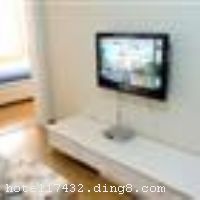 ��ͥ��ݾƵ꣨�ɶ��������ĵ꣩λ��˫���ػ��������ģ����ͷ׹㳡��Ħ�������͡���ְٻ�����ҵ�����ض�Ϊ�ڡ��Ƶ��ɶ����ͳǻ�չ����8�����ɶ�˫�����ʻ���23����Ƶ긽�����������У�����Ϫ���򡢼��غ������硢�Ϻ���԰�ȡ�����Ƶ����ʱ�м�Լ�����������˫���ڣ������������������������ר�����������ס����˿����������Ʒ�����Ķ�����ͺ����ϳ��εȡ���ͥ��ݾƵ꣨�ɶ��������ĵ꣩��������ʿ��������֮ѡ�� �����Ƶ꿪ҵʱ��2011��10�£�¥��10�㣬�ͷ�����88�䣨�ף��� ����ܰ��ʾ���� 1���Ƶ겻�ܽӴ������ 2���Ƶ겻��ˢ������ʩ�����
�Ƶ��ر���ʾ
�����Ѱ����Ƶ����ѣ��������Ƶ��������á�˰�ռ����˶���Ҫ��ķ��á�
��ͨ���Ƶ����סʱ��Ϊ14��00�����ʱ��Ϊ����12��00������ǰ��ס���Ƴ���꣬�����������һ�����á�