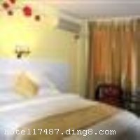 �����Ƶ��������ɶ��˱��ֵ꣩�ǳɶ��׼Ҳ����Ƶ꣬λ�ڳɶ������������Ľ������·���ڣ���������Ժ����խ���ӡ����ȳǻ��ֹȡ��³��й㳡���츮�㳡�ȣ�����ɶ��л𳵱�վ3.5�������λ����Խ���������ţ���ͨ����ʮ�ֱ��������Ľֽ��ڰ˱��֣��˱����ϲ�����������֡����ڵȳ����ڶ࣬�Ǳ������ɶ����Ρ�����ȼٵ�����ѡ�� ���������Ƶ��������ɶ��˱��ֵ꣩���в����Ƶ�����һ��ļ�Լ�����¡�������ʱ�е����������A.G�Ŷ���ŷ�����е�PODLIFE������רΪ�й��г����Ĵ��죬��IKEA�ҾӺ�ROCA��ԡ��Ϊ�Ƶ�Ŀͷ���ʩ�������Ƶ�����������縲�ǣ���������ʿ��������֮ѡ�� �����Ƶ꿪ҵʱ��2011��11�£�¥��6�㣬�ͷ�����80�䣨�ף��� ����ܰ��ʾ���� 1���Ƶ겻�ܽӴ������ 2���Ƶ���ͣ��������ʩ�����
���ÿ�	ĵ����,���뿨,���ǿ�,����,̫ƽ��,������
�Ƶ��ر���ʾ
�����Ѱ����Ƶ����ѣ��������Ƶ��������á�˰�ռ����˶���Ҫ��ķ��á�
��ͨ���Ƶ����סʱ��Ϊ14��00�����ʱ��Ϊ����12��00������ǰ��ס���Ƴ���꣬�����������һ�����á�