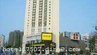惠州隆泰金都酒店是一家后现代风格酒店，于09年正式被评为国家四星级酒店。酒店位于惠州市最繁华的麦地商业区，沃尔玛商场、数码街、天虹商场、人人乐超市、金煌娱乐城、海雅百货、女人世界百货分布在酒店周边，酒店楼高20层，总建筑为2.3万平方米。　　酒店设有女性楼层，为现代女性提供一个专属的空间，地下设有停车场，1至5层分别设有网络西餐厅、大堂吧、商务中心、礼宾部、KTV娱乐房、多功能会议室、健身房及后现代桑拿健康中心，主楼5至17层为客房。酒店客房配备有中央空调、宽带端口、卫星电视、保险柜、酒吧、全景玻璃浴室、独立直拨电话、独特的坐卧式窗台及舒适大床。新颖超前的设计理念及专业的对客服务定会为您带来至诚至尊的享受。　　酒店开业时间2006年10月20日，主楼高20层，附楼6层，客房总数171间（套）。
设施与服务餐饮设施 西餐厅 

康体娱乐 桑拿健康中心、篮球场 

信用卡 Visacard,牡丹卡,金穗卡,长城卡,龙卡,太平洋卡,东方卡,万事达卡,运通卡,大莱卡,JCBcard 

会议设施 大会议室：位于酒店3楼；200平方米；课桌式，可同时容纳150人；小会议室：位于酒店3楼；100平方米；课桌式，可同时容纳50人。 

