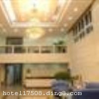 ������ñ��������ڱ���������۵�������ҵ����������������ݣ�������۹������ģ����б�ݣ���������������λ����Խ������ӵ���׷��������׼䡢�󴲷�����׼�乲140�䣬�ܴ�λ300�š����ڿյ������ӡ���ԡ��������������ʩ��ȫ��ӵ�д���С�ͻ����ҡ���ѵ�Һͻ����������ͬʱ���ɲ�ͬ��ģ�Ļ��顢��ѵ���������������п�����300���˾Ͳ͵����������С�Ͳ�����һЩ��߷����ż䣬�ɽӴ����ֹ���ϲ����ϯ�����ͻ��鼰���������������������ġ��������ĺ���Ʒ�������׷�����ʩ�����ݷ���������Ϊ��һ���Ա���Ϊ���ĵķ�����ּ������������������ҪЧ��ľ�Ӫ������С��ߵ����ϵľ�Ӫ��ʽ�Լ�������᲻�ϴ��µ���ҵ�Ļ�����2009�걻ȷ��Ϊ���ҵ������س�����鶨�㷹�꣬�ǹ��񡢻������Ρ�������齵�����ѡ�� �������ݿ�ҵʱ��2004��2�£�2010��5�¾ֲ�װ�ޣ���¥��3�㣬��¥��4�㣬�ͷ�����140�䣨�ף���ʩ�����
������ʩ	�в���������60�����ң� �÷�����������������12�����ң� �������������� ������������25�����ҡ�
���ÿ�	ĵ����,���뿨,���ǿ�,����,̫ƽ��,���´￨
������ʩ	��һ�����ң�������200�ˣ����������豸�����Ρ���ˮ�� ���Ļ����ң�������30�ˣ��������Ρ���ˮ�� �������ߡ��˻����ң�������15�ˣ��������Ρ���ˮ��
�Ƶ��ر���ʾ
�����Ѱ����Ƶ����ѣ��������Ƶ��������á�˰�ռ����˶���Ҫ��ķ��á�
��ͨ���Ƶ����סʱ��Ϊ14��00�����ʱ��Ϊ����12��00������ǰ��ס���Ƴ���꣬�����������һ�����á�