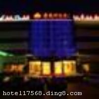 �����ΰ����ݣ�λ�������з����Ľ��ں��������ģ���ͨ���������վ��1���ӣ�����ʻ���ֻ��20���ӳ��̡�2000��3�¿�ҵ��¥��19�㣬��궼��Ƶ�����.��۸������ɣ��ڲ��豸���������и��ֿͷ�235�䣬���20ƽ���ס�������������յ����������ǵ���ϵͳ��һ����ͨѶ��ʩ�����ݵ��ۺ�������ʩһӦ��ȫ�����������������ưɡ��������ġ�ҹ�ܻᡢ�����������ȡ�����ӵ�п�����280�˵ĺ�����������๦����������ҡ��������ģ�Ϊ�������������ṩ��ѵı�����������΢�Ĺػ����Ƚ���������ʩ�����ݽ����������Ļ�����ӭ���µĹ��١� ��������ܰ��ʾ���Ƶ��������ÿ��ҹ����4������������
��ʩ�����
������ʩ	���������ζ���������������ÿ�����
��������	��������ƹ�����ҡ������ҡ�����������ҹ�ܻ�
���ÿ�	ĵ����,��ͨ��
������ʩ	�᳡������220��250�ˡ�Ǣ���ҿ�����40��50�ˡ����λ����ҿ�����88��100�ˡ��๦����������60��80�ˡ�С�����ҿ�����25��30��