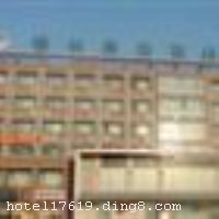 ���ֺ�̩�������ˮ���µ꣩���ྭ�ü��������������ڴ��������������¹�ҵ԰���⻷�ߣ��������������ʻ���26�����Χ����ͨ������������·�鲼����ͨ��ݣ���֤���ͳ������ǡ� �����Ƶ��ܱ߲��������֡�������ڵȹ�����ʩһӦ��ȫ�����򳬼��г�����԰��ҵ�㳡���ھƵ���Χ����ӵ�������ˮ������ϴԡ���ġ�����崨³�˹ݡ������ʯ���㡢������¥�������������к��ò������ܱ�������ԴҲʮ�ַ��㣬ҩ������԰�����ˮ����԰����Ԫ�׼���ݵȶ��ھƵ깫�����з�Χ֮�ڡ�ҩ������԰�羰��������ʷ�ƾã������������������εľ��Ѿ��㡣���ˮ����԰����������Ĺ�԰�������ɶ����������������11��������ɶ���������ɫ����续���������ˣ�����������͵����γ������� �����Ƶ꿪ҵʱ��2010��12��26�գ�¥��6�㣬�ͷ�����106�䣨�ף��� ����ܰ��ʾ���Ƶ겻�ܽӴ��������ʩ�����
�Ƶ��ر���ʾ
�����Ѱ����Ƶ����ѣ��������Ƶ��������á�˰�ռ����˶���Ҫ��ķ��á�
��ͨ���Ƶ����סʱ��Ϊ14��00�����ʱ��Ϊ����12��00������ǰ��ס���Ƴ���꣬�����������һ�����á�