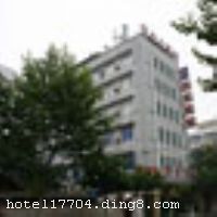 �ɶ����������Ƶ꣨���Ƶ꣩λ�ں���·���������Ͻ֣���һ���ۺ��ԾƵꡣ�ڽ��ɶ���������ҵ���ġ�������·�����ﾰ�㡪������£���ʳʱ�й��������ܱߡ��Ƶ�ӵ�и���ͷ���������š��ɾ������ʡ�ͬʱ�Ƶ껹���в�¥�������ҡ������ȣ������Ρ�����칫��������ס������ѡ�� �����Ƶ꿪ҵʱ��2004��6�£��½�װ��ʱ��2009��5�£�¥��7�㣬�ͷ�����78�䣨�ף�����ʩ�����
������ʩ	���Ʋ������ṩ���ַ�ζС����
��������	�����齫
���ÿ�	ĵ����,���뿨,���ǿ�,����,̫ƽ��,������
������ʩ	���ͻ����ң�������Լ60�ˡ�
�Ƶ��ر���ʾ
�����Ѱ����Ƶ����ѣ��������Ƶ��������á�˰�ռ����˶���Ҫ��ķ��á�
��ͨ���Ƶ����סʱ��Ϊ14��00�����ʱ��Ϊ����12��00������ǰ��ס���Ƴ���꣬�����������һ�����á�