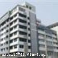 ����֮�ǣ��ɶ����ⷻ�꣩λ�ڳɶ�����������˿�֣���������������ķ��������Ļ����������������������ⷻ���ڶ��ӡ��Ƶ�ش������������ģ�����ɶ��𳵱�վ��Լ3�������10�������Ҽ��ɵ���������ľۼ��㡪����������Ȧ���Լ���������ͨ����������̫��·��Ȧ���෱���Ĵ���·��Ȧ��Լ10���ӳ��̣�����λ��ʮ����Խ�� �����ɶ�����1���ߡ�����Ժ��H���ڲ���5���Ӽ��ɵ���Ƶꡣ�������ͳǻ�չ���ģ������𳵱�վ��������Ϊ���͵ĳ����ṩ����������Ƶ���Χ���һ��طֲ��ڶ࣬�磺�Ĵ�ʡ����������ġ��ɶ��г��뾳��֤���ġ��ɶ��й����֡��ɶ���������Ժ�ȡ�ͬʱ�ܱ���ҵ�����֡�ҽ��������ʩ��ȫ���������ֳ��С�Ħ���ٻ���̫ƽ��ٻ�����ˮ�ȡ������֡����͡��ϵ»�����ƽ��ӰԺ���ɶ��е�������ҽԺ�ȡ����ͻ������ڿ���ʱɢ�������ⷻ�Ž��ϣ��������ɲ������Ժ�������һ���ϳɶ����е�������ζ�� �����Ƶ���2006��1��12�տ�ҵ��¥��6�㣬�ͷ�����169�䣨�ף�����ʩ�����
������ʩ	�����Ĳ������λ��1¥��������100����ͬʱ�ò͡�
���ÿ�	Visacard,ĵ����,���뿨,���ǿ�,����,̫ƽ��,������,���´￨,��ͨ��,������,JCBcard
������ʩ	�����ң�λ��8¥��������50�ˣ���ͶӰ�����졣
�Ƶ��ر���ʾ
�����Ѱ����Ƶ����ѣ��������Ƶ��������á�˰�ռ����˶���Ҫ��ķ��á�
��ͨ���Ƶ����סʱ��Ϊ14��00�����ʱ��Ϊ����12��00������ǰ��ס���Ƴ���꣬�����������һ�����á�