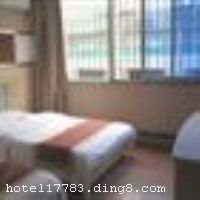 �ɶ�ʱ������Ƶ꣨���ʯ�꣩λ�ڳɶ��н�ţ�����ʯ��ó���һ�Σ��������ʯ����վ���𳵱�վ����ͨ���㣬����λ����Խ���Ƶ�ӵ��72��ͷ���������ͨ��䡢��ͨ���䡢������估�������䣬�ͷ�װ�޼�ࡢ�󷽣�ס�޻����ɾ������ʣ��Ǳ��ͳ��о�ס������֮���� �����Ƶ꿪ҵʱ��2010��10�£�¥��7�㣬�ͷ�����72�䣨�ף��� ����ܰ��ʾ�����Ƶ겻�ܽӴ��������ʩ�����
������ʩ	�������������Լ30�ˣ��ṩ��ʽ��ͣ���ͺ����Ͳ��ṩ��
��������	��¥
������ʩ	�����ң�������Լ100�ˡ�
�Ƶ��ر���ʾ
�����Ѱ����Ƶ����ѣ��������Ƶ��������á�˰�ռ����˶���Ҫ��ķ��á�
��ͨ���Ƶ����סʱ��Ϊ14��00�����ʱ��Ϊ����12��00������ǰ��ס���Ƴ���꣬�����������һ�����á�