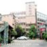 �ɶ���ͨ����ش��ɶ������ģ�λ�ڻ����Ϲ����˾ӽ����ĸ��Ϻӱߡ��ܱ߸�У������ȥ�����ο��˼�ɢ���Ľ�ͨ��������������������ӵ�и���ͷ�����������ṩ����������24Сʱ��ˮ��������ʩ�뱸�����������ο��˵�����ѡ�� �������꿪ҵʱ��1986��6��8�գ�2011��1��15�վֲ�װ�ޣ�¥��7�㣬�ͷ�����116�䣨�ף��� ����ܰ��ʾ�����˷��겻��ˢ������ʩ�����
������ʩ	������ն��¥����һ�Ҿ�Ӫ��ϵ�еĴ��˾�¥��
��������	�����齫
������ʩ	�޻�����
�Ƶ��ر���ʾ
�����Ѱ����Ƶ����ѣ��������Ƶ��������á�˰�ռ����˶���Ҫ��ķ��á�
��ͨ���Ƶ����סʱ��Ϊ14��00�����ʱ��Ϊ����12��00������ǰ��ס���Ƴ���꣬�����������һ�����á�