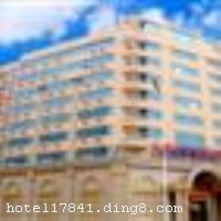 ���������̩�Ƶ�ش�����б��������¸�����·����̨�����ٸ����ཻ�����������ۣ�������������������򾭼ÿ������������ڼұ��������������¸۹�԰������ߣ��������ţ���ͨ�������Ƶ�¥��9�㣬�Ǽ�ס�ޡ�ϴԡ�����������С�����������Ǣ̸������Ϊһ��Ķ๦�ܴ��ͳ������ں��˸߹���š����ʴ��Լ��������µ�Ԫ�أ�Ϊ�����ṩ�ﳬ��ֵ�����ܡ� �����Ƶ꿪ҵʱ��2010��11��25�գ�¥��9�㣬�ͷ�����117�䣨�ף��� ����ܰ��ʾ���˾Ƶ겻��ˢ�����ѡ���ʩ�����
������ʩ	�в�������ͬʱ����40-50�˾Ͳͣ���Ӫ�ҳ��ˡ�
��������	�����齫��ɣ�ð�Ħ��SPA
������ʩ	�����ң�������40-50�ˣ�����ʽ����
�Ƶ��ر���ʾ
�����Ѱ����Ƶ����ѣ��������Ƶ��������á�˰�ռ����˶���Ҫ��ķ��á�
��ͨ���Ƶ����סʱ��Ϊ14��00�����ʱ��Ϊ����12��00������ǰ��ס���Ƴ���꣬�����������һ�����á�