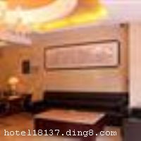 �ɶ���������Ƶ���һ�����Ǽ���׼��Ƶľ������ִ����Ƶ꣬λ�ڳɶ����������ģ������ĸ��Ϻ��ϡ��ش����Ŵ��Ŷ������֣����ڳɶ����������������������ⷻ500�ף�����ʡ���ص����ﱣ����λ�����������ķ����Ժ��������Ժ��5.73���꣩������ɶ�˫�����ʻ���Լ21����봺��·���н�Լ3�����ɶ��л𳵱�վԼ3.1��� �����Ƶ�ӵ�б�׼�䡢�׷���Ϊ�����ṩ��������ס�޻������յ�����ԡ�����ӵ���ʩ��ȫ��ͬʱȫ�������ṩ���ٿ������������ͼ�ͣ����������Ĵ��Լ�������ֵ���񡣾Ƶ껹�����������������Ӽ��ϵͳ���Զ����ֱ���ϵͳ�Լ�24Сʱ����Ѳ���ƶȣ���ȷ�����͵İ�ȫ���ÿ��˸е����ʷ��㡢��ȫ���ġ� �����Ƶ꿪ҵʱ��2005�꣬�½�װ��ʱ��2010��5�£�¥��6�㣬�ͷ�����65�䣨�ף�����ʩ�����
���ÿ�	ĵ����,���뿨,���ǿ�,����,̫ƽ��
������ʩ	�Ƶ�ӵ�д�С���������ң��ֱ������40�˺�60�ˣ���λ��4¥��
�Ƶ��ر���ʾ
�����Ѱ����Ƶ����ѣ��������Ƶ��������á�˰�ռ����˶���Ҫ��ķ��á�
��ͨ���Ƶ����סʱ��Ϊ14��00�����ʱ��Ϊ����12��00������ǰ��ס���Ƴ���꣬�����������һ�����á�