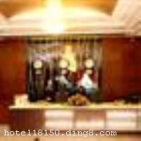 �Ĵ����ɾƵ�������޹�˾λ���Ĵ�ʡ�ɶ�������·��һ��7�ţ��������Ĵ�ʡ�ɶ�����վ�ڣ����Ĵ�ʡ�ɶ�����վ��ֱ������ʵ�塣��˾��Ͻ�����ɾƵ��ǰ����Ǳ�׼���Ĵ����һ���ۺ�������Ƶꡣ�Ƶ�λ���й����ϵ������Ľ�ͨ��Ŧ���ɶ��л𳵱�վб���棬���뱱վ���н�5���ӡ��ش��ɶ������ĺɻ�����Ȧ������������λ����Խ����ͨ��ݡ� �Ƶ���ʩ��ȫ��װ�޺������š������ˡ��¶�������ӡ�󡱹ŵ�����ִ����Ϊһ���������ϣ�װ�޷���������ʱ�ж��ֿ��ŵ�ɫ��Ԫ�أ����������й���ͳ�Ļ��ļ��ݺ����ء��������п����ӿڣ������������е�����֮�ҡ��Ƶ�ӵ�ж������͵Ŀͷ���160���ס������д������������С����ȡ�Ϊ������͵Ķ������󣬻����й������ġ��������ġ�ɣ�ð�Ħ�������ġ����Ƶȷ����������ʩ��������Ŀ������ȫ�� ��#61557�� �Ƶ��ԡ�ϸ�ġ��ܵ�����ȫ��Ϊ��Ӫ��ּ���ԡ����������¡���Ч��Ϊ�Ƶ꾭Ӫ�����ƶ��˿�ѧ����Ӫ���ƺ͹����������Ƶ�ȫ��Ա����֡�û����ã�ֻ�и��á��ķ����������׷��׿Խ���Ĵ�ʡ�ɶ�����վָ�����Ƶ�Ϊ�����Ӵ������ӱ��϶���Ӵ���λ���������������ǳ�������ŶӲ���Ŭ���£����������������С����顢���֣����ɶ�����������֮ѡ�� �Ƶ꿪ҵʱ��2008��12��28�գ�¥��14�㣬�ͷ�����160�䣨�ף�����ʩ�����
������ʩ	�вͣ������Ĵ���ζ�ļҳ�ϵ�в�ϵ��
��������	ɣ�ð�Ħ�������齫
���ÿ�	ĵ����,���뿨,���ǿ�,����,̫ƽ��
������ʩ	�����ң�������Լ150�ˡ�
�Ƶ��ر���ʾ
�����Ѱ����Ƶ����ѣ��������Ƶ��������á�˰�ռ����˶���Ҫ��ķ��á�
��ͨ���Ƶ����סʱ��Ϊ14��00�����ʱ��Ϊ����12��00������ǰ��ס���Ƴ���꣬�����������һ�����á�