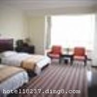 �ɶ�˫����������Ƶ�λ��˫���ػƼ���˫���������ڽ����������ѧ�����ţ���ȥ���ɶ�˫��������ͨ�������Ƶ�ӵ��80��ͷ�������װ�޸ɾ������࣬����������ʩ���ƣ��ñ��;���������ܰ���߹���ŵ����л����Ǳ�������Ǣ̸�ĺõط��� �����Ƶ꿪ҵʱ��2011��6�£�¥��3�㣬�ͷ�����80�䣨�ף��� ����ܰ��ʾ���Ƶ겻��ˢ������ʩ�����
��������	�����齫������OK�����������
������ʩ	�����ң�������Լ200�ˡ�
�Ƶ��ر���ʾ
�����Ѱ����Ƶ����ѣ��������Ƶ��������á�˰�ռ����˶���Ҫ��ķ��á�
��ͨ���Ƶ����סʱ��Ϊ14��00�����ʱ��Ϊ����12��00������ǰ��ס���Ƴ���꣬�����������һ�����á�