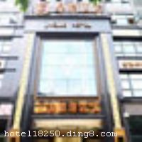 �ɶ�С����վ�Ƶ꣨�����꣩�ش�������뻱���ֽ���ڣ������ɶ���������ҵȦ֮һ���������У��ڽ���խ���ӣ�ȥ���������츮�㳡������·���н֣���ͨ�������Ƶ����к������䡢�����䡢�����׷�����������ȸ���ͷ���Ϊ���ɶ�������εĿ��ˣ��ṩ��ݷ��� �����Ƶ꿪ҵʱ��2009��9�£�¥��23�㣬�ͷ�����75�䣨�ף�����ʩ�����
��������	�����齫
���ÿ�	ĵ����,���뿨,���ǿ�,����,̫ƽ��,������
������ʩ	�����ң�������80�����ң����ж๦�ܻ����豸�����ڷ���ʽ�յ���
�Ƶ��ر���ʾ
�����Ѱ����Ƶ����ѣ��������Ƶ��������á�˰�ռ����˶���Ҫ��ķ��á�
��ͨ���Ƶ����סʱ��Ϊ14��00�����ʱ��Ϊ����12��00������ǰ��ס���Ƴ���꣬�����������һ�����á�