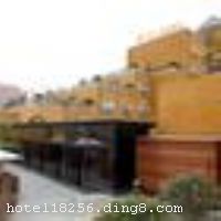 �ɶ���͡��԰�Ƶ���һ����ŷʽ����Ϊװ�޷���������ɫ�Ƶ꣬�Ƶ�ӵ�з�����µĸ�������ͷ����׷�98�䣬����10�ַ��Ϳɹ�ѡ�񣬴�������ܰ�����·������������ŵĺ����׷�����רҵ�۷���ʿ׼���ĺ��������׷������������ڵ������׷���Ӧ�о��С��Ƶ귿����ƶ�����ɫ��ÿ�䶼��һ�����ص����⡣���ɻòʵĻ����®�����¶��ص�б���ݶ��������к��������������������ڣ��ñ��;����������������������Ƶ������ʩ�䱸��ȫ���д���Ϊ������ʽ�����������Լ��ṩ����ʽ������ͺ;����ص��ĸ�����ζ����硢���ͼ������ײ͵���ʽ���������л��������Ŀ���������ʱ��Ϊ�����ṩ��ʽ��ɫ���ȡ���Ƽ��������ɶ���͡��԰�Ƶ���һ����ŷʽ����Ϊװ�޷���������ɫ�Ƶ꣬�Ƶ�ӵ�з�����µĸ�������ͷ����׷�98�䣬����10�ַ��Ϳɹ�ѡ�񣬴�������ܰ�����·������������ŵĺ����׷�����רҵ�۷���ʿ׼���ĺ��������׷������������ڵ������׷���Ӧ�о��С��Ƶ귿����ƶ�����ɫ��ÿ�䶼��һ�����ص����⡣���ɻòʵĻ����®�����¶��ص�б���ݶ��������к��������������������ڣ��ñ��;����������������������Ƶ������ʩ�䱸��ȫ���д���Ϊ������ʽ�����������Լ��ṩ����ʽ������ͺ;����ص��ĸ�����ζ����硢���ͼ������ײ͵���ʽ���������л��������Ŀ���������ʱ��Ϊ�����ṩ��ʽ��ɫ���ȡ���Ƽ������� �����ɶ���͡��԰�Ƶ�Ҳ������������ʿ���������֮�����Ƶ�ش��彭��·�ϣ����п������򹬣��ڽ���̨�ʾ�����խ���ӡ��Ÿ����ü�佻�Ϫ��԰���������㣬��������Ϳ����鵽��̨·�ĺ��������Ļ�������佻�Ϫ�ϵĶŸ����ã���ת��խ������ɶ���ԭζ����ñ��͵ĳ��С����汶�������볩�졣 �����Ƶ꿪ҵʱ��2011��3�£�¥��8�㣬�ͷ�����98�䣨�ף����� �����ɶ���͡��԰�Ƶ�Ҳ������������ʿ���������֮�����Ƶ�ش��彭��·�ϣ����п������򹬣��ڽ���̨�ʾ�����խ���ӡ��Ÿ����ü�佻�Ϫ��԰���������㣬��������Ϳ����鵽��̨·�ĺ��������Ļ�������佻�Ϫ�ϵĶŸ����ã���ת��խ������ɶ���ԭζ����ñ��͵ĳ��С����汶�������볩�졣 �����Ƶ꿪ҵʱ��2011��3�£�¥��8�㣬�ͷ�����98�䣨�ף�����ʩ�����
������ʩ	����������������Լ200�ˣ���Ӫ���ˣ� ��������������Լ100�ˣ��ṩ��ɫ���ȡ���ơ������� ��������������Լ100������ʽ������ͣ��ṩ������ζ����硢���ͼ������ײͣ����䱸��6�����°��䣬���ò�ʱ��Σ�Ҳ�����졢����Ǣ̸����ѳ�����
��������	�����齫�ҡ�����OK��
���ÿ�	ĵ����,���뿨,���ǿ�,����,̫ƽ��,������
������ʩ	�����������80ƽ���ף�������Լ60�ˡ����õ��к����װ�Σ��䱸�๦�������豸��ͶӰ�ǡ��ƹ��¼���������豸���ɾٰ��ʽչ��������������������ᡢ�������ꡣ
�Ƶ��ر���ʾ
�����Ѱ����Ƶ����ѣ��������Ƶ��������á�˰�ռ����˶���Ҫ��ķ��á�
��ͨ���Ƶ����סʱ��Ϊ14��00�����ʱ��Ϊ����12��00������ǰ��ס���Ƴ���꣬�����������һ�����á�