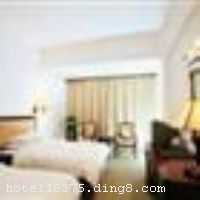 �ɶ��������վƵ���һ�Ҽ��ͷ������顢���������֡��������������Ρ�Ʊ��ȶ๦�ܰ������Ǽ���׼װ�޵���������Ƶꡣ���й�������Ƶ����Э�����衰�Ĵ�ʡ����������Ƶꡱ���Ƶ�ʰ�ŷʽ��񣬽�ͨ���㣬�����30���ӳ��̣����վ15���ӳ��̣������վ1���ӣ�λ����Խ����ͨ����ʮ�ֱ������ɶ��������վƵ�ӵ��106��ͷ�������װ�޾��¡���Լ��ס�޻�����ܰ�����ʣ���������ʿ��������֮ѡ�� �����Ƶ꿪ҵʱ��2005��11�£��½�װ��ʱ��2011��2�£�ȫ��װ�ޣ�¥��6�㣬�ͷ�����106�䣨�ף��� ����ܰ��ʾ�����Ƶ겻��ˢ�����ˡ���ʩ�����
������ʩ	�Ƶ������ͬʱ����640���òͣ�����11��������µİ��䣬��Ӫ�����ɫ���ڳɶ����������Ƴ����ʻ������Լ������������������ϵ���ʢ����ʳ֮ʢ�����ǻ��飬�������룬������������ѡ��
��������	�����齫������OK����ɣ�ð�Ħ
������ʩ	�Ƶ��䱸���С�С�����ҹ�4�䣬������Լ30-300�ˡ�
�Ƶ��ر���ʾ
�����Ѱ����Ƶ����ѣ��������Ƶ��������á�˰�ռ����˶���Ҫ��ķ��á�
��ͨ���Ƶ����סʱ��Ϊ14��00�����ʱ��Ϊ����12��00������ǰ��ס���Ƴ���꣬�����������һ�����á�