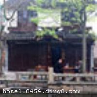 ��ׯ¡�˿�ջ�ش���ׯ�������ڣ�����50�����������㡪��˫�ţ���50���ǹ�Ϸ̨�;�����ڴ����Ա��������δ���ͷ����������ǳ����㡣��ջ��ɫ���㣬����ˮ��ڷ����ܹ��͵�С�š���ˮ���˼ң���¥����̨���ɸ�����ׯȫ�����ſ������в�������ջ��ʩ��ȫ��ÿ��ͷ����п������ߡ��绰����ԡ����24Сʱ��ˮ����ջ�ɾ����࣬ȫ������������Ϊÿλ�˿��ṩȫ������ʷ���ͬʱ���ṩ����վ��ͷ�ӿͷ��� ����ջ��ҵʱ��Ϳͷ�����1996��10��1�գ��½�װ��ʱ��2009��4��1�գ�¥��3�㣬�ͷ�����10�䣨�ף��� ����ܰ��ʾ������ջλ����ׯ�����ڣ���ס��ջ���ȹ��������Ʊ��Ʊ�ۣ�100Ԫ/�š�
