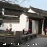 ��ׯ������ջλ����ׯ�������ţ������Ľ�����ջ�б�׼�䣬�пյ����ʵ磬�����䣬��ԡ�������ϵİ״�����ƽʱ����ÿ��һ�����۸��Żݡ��ڿ�ջ�����Ա�֤ÿλ���˵İ�ȫ�������ͼ����������ڵ�ǰС���ԣ��������͡�С�ţ���ˮ���˼ҡ���ͬʱ�����껹��������ϰ��Ų裬���걣֤�����ÿһλ���ˣ��ÿ��˸��˶�����������飬Ϊ������ׯ֮�д������õĻ��䣬�������Ҫ��ס�ޣ���Ԥ�ȴ�绰��ϵ���ɵ���վ��ͷ������
