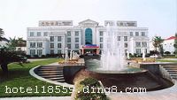 �ɶ����׹��ʴ�Ƶ�ӵ�и��ֺ�����׼�䣬�׼�������乲153�䣬ͬʱ�ṩ6������������4��������������з���װ�޵��Ż��������䱸���������������ڿ����տ�������Ҫ����̨������ر��������ĵ��ӽ�Ŀ���Ƶ�ͷ��ṩ���ʡ����ڳ�;�绰�����˽�˱��չ����пͷ����ṩ����С�����ԡ�һ�ױ�����Ƶ�����Է����������380��ͬʱ�òͣ����ַ������İ�����������۵����ȥ�������ǵĳ�ʦ����׼���ĸ�����ζ����һ�������������á����������˵����ͺ��ʣ����ǳ����ط���ζ���Ĵ���ʳ�������Ǿ��µ�С�ԣ������ñ���θ�ڴ󿪡� �����ɶ����׹��ʴ�Ƶ�ӵ�и��ֻ����Һͺ�����������߱�רҵ�Ļ�������ܣ�ͬʱ�����ṩ280��ʹ�õĻ��鳡��������Ϊ���������������������г̣��걸�Ļ��������ʩ��ϸ�µķ�����ʹ���͵Ļ���������⡣�������⣬�Ƶ껹Ϊ���͹���֮��׼���˷ḻ��ʵ����ֻ���Ƶ�ӵ�и��ִ�С�������ң�KTV����Ͳ跻���Ƶ�����ҹ�ܻ��ṩ���Ƚ��������豸�ͷ����ҽ������Ŀ����ṩ������е�����١�ƹ������������ȷ��� �����Ƶ꿪ҵʱ��2002��2�£��½�װ��ʱ��2010��12�£�ȫ��װ�ޣ�¥��4�㣬�ͷ�����153�䣨�ף�����ʩ�����
������ʩ	��������佻�������������Լ10-12���òͣ� ��������媽�������������Լ20�ˣ� ��������������Լ40�ˣ� ���׸����Ϊ132ƽ���ף�������Լ100�ˣ� �๦������������������Լ200-300�ˡ�
��������	�����齫��������Ӿ��̨�򡢵���
���ÿ�	Visacard,ĵ����,���뿨,���ǿ�,����,̫ƽ��,������,���´￨,��ͨ��,������,JCBcard
������ʩ	�����ࣺ������Լ12-15�ˣ� ����˹�ݣ�������Լ16-20�ˣ� ¬������������20-30�ˣ� ����ӣ�������Լ20-30�ˣ� ������˹��������Լ30-40�ˣ�	 ̩��ʿ��������Լ40-80�ˣ� ��������������Լ200-300�ˡ�
�Ƶ��ر���ʾ
�����Ѱ����Ƶ����ѣ��������Ƶ��������á�˰�ռ����˶���Ҫ��ķ��á�
��ͨ���Ƶ����סʱ��Ϊ14��00�����ʱ��Ϊ����12��00������ǰ��ס���Ƴ���꣬�����������һ�����á�