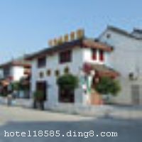 ��ׯ����԰�ȼٻ��������ڽ�����ɽ���С��й���һˮ�硱��������ׯ���򣨹�������AAAAA��������������˫�š������������Ⱦ��㣬��һ������ˮ����ɫ�Ĺ��������������ģ���Ķȼٻ���������ӵ�и���ͷ�����ܰ���ʡ��ɾ����ࡣ�ŵ����ŵĲ�����ͬʱ����һ���˾Ͳͣ�������¥������С���ᣬһ���ۺϰ���������5�������������һ����ʮ���տ���ˮ��������ڵص���������ׯ��������ռ��120Ķ��λ���й���һˮ����ׯ����ĸ���԰�ڣ��ɸ��������������޹�˾����������KTV���ᡢ�������ġ��������ġ������ҡ�����衢������DIY���δ��������������ҡ�����Կ���ˮ�����֡���չ��Ŀ����ͯ�˶���������һϵ��������Ŀ����ʩ��ͬʱ��������ɽ�����������غ���ɽ��̨����ҵ����ء� ���Ƶ꿪ҵʱ��Ϳͷ�����2006��5��1�գ�2009��5�¾ֲ�װ�ޣ�¥��4�㣬�ͷ�����94�䣨�ף���
��ʩ����������ʩ ������������Լ100�ˣ���¥������С���ᣬһ������ᣬ���������150���տ��� 

�������� �����ҡ�����OK��������DIY���δ�����������CS��������ս��ˮ�����֡���չ��Ŀ����ͯ�˶������� 

���ÿ� ĵ����,���뿨,���ǿ�,����,̫ƽ�� 

������ʩ �����ң�λ��1¥��������Լ120�ˡ� 
