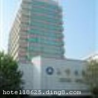 ��ɽ��������һ�Ҽ�ס�ޡ�����������Ϊһ������Ǽ����η��꣬���ղ������ꡢ�л��������ꡣλ����ɽ�������ҵ������·�ϣ�������ɽ��վ��1�������վ5�����ͨ��Ϊ�����������Ƶ�ӵ����ʩ�걸���׷����귿136�䣬�����ṩ��ѿ�������װ�޺����Ĵ�С����30��䣬���ȵط���ɫŨ�������ܹ˿ͺ�����KTV�������ң����������ȷ�����ʩһӦ��ȫ�����þưɡ������ҡ��������ĵ�������ʩ��Ϊ��λ����������ʿ�ṩ���ʵķ��������������������ε�����֮ѡ�������Ƶ�1987��04��01�տ�ҵ��2009��07�¾ֲ�װ�ޣ������˱�ֽ����̺����¥��12�㣬��¥��3�㣬�ͷ�����136�䣨�ף���������ʩ ��������ṩ����������ͣ�����Ϊ��ͣ���Ӫ�����ˣ�������240��ͬʱ�òͣ���ʽ��������30��䣺�ṩ���ͣ�����ʽ������Ӫ�����ˣ�������800��ͬʱ�ò͡� 

�������� �����齫������OK�� 

���ÿ� Visacard,ĵ����,���뿨,���ǿ�,����,̫ƽ��,������,���´￨,��ͨ��,������,JCBcard 

������ʩ 1�Ż����ң�������200�ˣ�����ʽ���� 2�Ż����ң�������80�ˣ�����ʽ���� 3�Ż����ң�������25�ˣ�Բ��ʽ���� 

