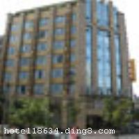 �Ĵ����������Ƶ�ش��ɶ������ģ��ڽ�����¡����пڡ�����·���н֣�����λ����Խ������ͽ�ͨ��ݡ��Ƶ�ӵ���Ƚ���Ӳ���豸��ʱ�е�ŷʽ��񣬼�ס�ޡ����������顢����һ�壬�����ʵķ����������ÿ��˵Ĳ�ͬ���� �����Ƶ�ӵ�и���ͷ���������ܰ���ʡ��Ƶ��ʢ��ʳ��λ�ھƵ�һ¥������������200��ͬʱ�Ͳͣ�ӵ��9��������С���䣬�ܹ��нӸ���������ᡢ���硢���磬��۴����˸����ʻ���ļ��ȣ������ɾٰ���ִ�С����ᡢ�����ͣ�Ҳ�����С�á��Ƶ�Ļ����Ҽ��๦�����������豸���ƣ����˾ٰ���ֻ����� �����Ƶ꿪ҵʱ��2008��4�£���¥��9�㣬�ͷ�����118�䣨�ף�����ʩ�����
������ʩ	ʢ��ʳ����λ�ھƵ�һ¥������������200��ͬʱ�Ͳͣ�ӵ��9��������С���䡣�ܹ��нӸ���������ᡢ���硢���磬��۴����˸����ʻ���ļ��ȣ������ɾٰ���ִ�С����ᡢ�����ͣ�Ҳ�����С�á�
��������	�����齫
���ÿ�	Visacard,ĵ����,���뿨,���ǿ�,����,̫ƽ��,������,���´￨,��ͨ��,������,JCBcard
������ʩ	�Ƶ�Ļ����Ҽ��๦���������ṩ���졢��Ͳ�Ȼ�����ʩ�� 9F�����ң�������180�ˣ�����ʽ����Ժʽ������ʽ������ʽ�ȣ��� 9F�๦������������180�ˣ�����ʽ����Ժʽ������ʽ������ʽ�ȣ��� 2F�๦������������50�ˣ�����ʽ����Ժʽ����
�Ƶ��ر���ʾ
�����Ѱ����Ƶ����ѣ��������Ƶ��������á�˰�ռ����˶���Ҫ��ķ��á�
��ͨ���Ƶ����סʱ��Ϊ14��00�����ʱ��Ϊ����12��00������ǰ��ס���Ƴ���꣬�����������һ�����á�