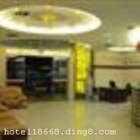 �Ƶ�λ��һ��·�ڣ�������ȫ���ڶ�����Ļ���óһ���֣���ϴ���ź�֡����������������ͳɶ�С�Թ㳡����ˣ�����Ĵ���ѧ������ҽԺ�����������ѧ�������ң�ȥ�츮�㳡������԰������·������5���ӳ��̣�˫������20���ӡ� �����Ƶ갴���Ǽ���׼���װ�ޣ����пͷ��������ҡ���������������������Ħ�����в����������̵�ȣ�������ʩ��ȫ���ṩ�ӻ����񡢲������񼰸���ϸ�����Ĺػ�����ɽӡ��������صĴ�����ʳ���ڽ��õĴ����ز�������跻�Ĵ�ʽ���У��������ڽ�ɫ���ʵ���֮ܰ�С� �����Ƶ꿪ҵʱ��2008�꣬�½�װ��ʱ��2010��8�£�¥��10�㣬�ͷ�����84�䣨�ף�����ʩ�����
������ʩ	��ɽӡ����������س�һ�ҵص��Ĵ��˷�ζ��زͺ�һ�ľ�Ʒ��ɫʳ����Ӫҵ�����2000ƽ���ף�������300�ˣ� ����跻��ӵ�а���17�䣬���Զ��齫��������յ����������ŵ�ˮ�ɡ����Ȱ����������еĺ�ȥ����
��������	��������ϴԡɣ�����ġ�SPA�������齫����ë��
���ÿ�	Visacard,ĵ����,���뿨,���ǿ�,����,̫ƽ��,������,���´￨,��ͨ��,������,JCBcard
������ʩ	8¥������	����ʩ�Ƚ���������ȫ��������200�˵Ļ��顣
�Ƶ��ر���ʾ
�����Ѱ����Ƶ����ѣ��������Ƶ��������á�˰�ռ����˶���Ҫ��ķ��á�
��ͨ���Ƶ����סʱ��Ϊ14��00�����ʱ��Ϊ����12��00������ǰ��ס���Ƴ���꣬�����������һ�����á�