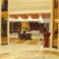 �ɶ��������ؾƵ�λ�����С��츮֮����֮���Ƶĳɶ������������·���ɳɶ�ʢ�ξƵ������˾�������ܽ������1.49��ƽ���ף���һ�Ҽ��ͷ������������֡����С�������һ��ĺ����Ƶꡣ �����Ƶ��˫������Լ��25���ӳ��̣���𳵱�վԼ25���ӳ��̣�������Լ20���ӳ��̣����ڸ��¿����������������ǡ����ͼҾ��̳ǣ��������á����ָ�������ӰԺ�ȶ������ڴˡ��Ƶ������ӱ���ף�װ�޾������ף����ػ���Ľ���װ�깹˼��������ʾ�����Ķ��˵Ľ������գ��Ƚ����Ƶ�������ʩ��רҵ��׼�Ĺ���ˮƽ��������΢����ܰ����Ϊ�����ṩ���Ǽ��ĳ�ֵ���ܣ����������Ρ�ס�ޡ����ͻ��顢չ����������ʳ��������������� �����Ƶ꿪ҵʱ��2010��9��28�գ�¥��14�㣬�ͷ�����152�䣨�ף�����ʩ�����
������ʩ	1¥�������ʹ��ðɣ� 2¥����������ֲ�����
��������	��������̨��ϴԡɣ�����ġ������齫
���ÿ�	Visacard,ĵ����,���뿨,���ǿ�,����,̫ƽ��,������,���´￨,JCBcard
������ʩ	�Ƶ�����Ҿ��ṩ���졢��Ͳ���᳡���� �๦�������ٻ��ã�����Ժ�ͣ�����150�����ң�	 �����������������ɳ��ʽ�ģ�����20�����ң�	 ����������˼������Բ���͵ģ�����40�����ҡ�
�Ƶ��ر���ʾ
�����Ѱ����Ƶ����ѣ��������Ƶ��������á�˰�ռ����˶���Ҫ��ķ��á�
��ͨ���Ƶ����סʱ��Ϊ14��00�����ʱ��Ϊ����12��00������ǰ��ס���Ƴ���꣬�����������һ�����á�