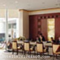 ��������Ƶ�ֱ�����³Ǽ��ţ����������޹�˾�����Ź�˾�ɷ��ɱ�������־��������1995��11��Ͷ�ʴ��졣���Ź�˾��Ӫ���ز����������֡�����ͨѶ���������Ҿߡ�ȼ����Ӧ�ȣ���˾�����á���˰�󻧡�������˰�Ƚ���λ���Ĺ��ٳƺţ�����2000�����߸���ʡ��������ҵ100�󡱡������ϵ���ȽȽ�����һ����ҵ֮�ǡ� �Ƶ����������Ű˴�֮һ���o�Y���֮ԭ�أ�λ�����������ڡ��Ļ���������İ����޹o�Y���ϡ���Բ��ʮ��ƽ���׵�԰���̵ؼ�������֮�����o�Y����ʹ�Ƶ�ռ�ݶ��صĵ������ƣ����������е�������Դ�����Ͻ�ͨ��ͨ�˴��ͷ����վ����ҵ�����������ļ������ξ���������ߣ��������ʻ���ֻ�ж�ʮ�����ӣ�ʹ�Ƶ��Ϊ�۹���������Ǣ̸���������ֵľ���֮�ء� �Ƶ��ٻ񡱸���ʡ������Ҷ����ɫ���η��ꡱ�����й�ʮ����ɫ�����Ƶꡱ������ɫ����Ƶꡱ�ƺš� �Ƶ����и��ࣨ�ף����������ʵĿͷ�����360�Ȳ��֣������������۵ס��ʼ��׷����߽��ĵĻʹ�ʽ��ƣ��Լ����һ����пղ���񷶥���ñ������������������Ҹ߹��ݻ������ŷʽ�׷�������ŷ�����������ŵķ���ñ���������ϸϸƷζŷ½���飻�����׷��λð�ķ����״���ͨ͸ԡ����ƣ��ð����ǳ�ָ�����ܰ����������黳�������׷����ṩ��һ���ںϴ�ͳ���ĵ��̵��ִ���ס�ռ䣬�ñ������г̵���Ͼ�����й�ˮī����ĺ�Ȼ���ϡ����� �в�����֪ζ���������Ⱦ��ʽ�黳����ʦ�����ĸ�ʽ����չ�����л���ʳ�Ļ��ľ��裻���½������������롰�����塱��������͸��ˮĻ���������ֺ�����ɫ�������ʳ�������ʡ����ſռ䣬ʵ����������Ȼ�ĺ�г���ڣ�Ψ���Ļ�����������ñ�������������ɾͻԻͣ����⻹�����񻷱���ȫ���׼��������Ӿ�أ����ں���ˮɫ֮����԰����ġ�����챤�����ֲ������������Ҽ���С������Ļ������г����㵤��¶����ɣ�ӵ�д�����ζ�Ķ������ʳ�֣���������ʧ���¡����ŵĸ�����鳡������ �Ƶ���С������������ģ��������з��ġ���Ӫ��������ڴ��촴�¡���ʵ����������ǫ���Ŷӣ���ϸ΢֮���ػ����͵���������Ը��Ի��ķ���Ŭ��Ϊ�˿ͼ�Ա�����조������������;Ƶꡱ�� ��������ܰ��ʾ���Ƶ��������ÿ��ҹ����4������������