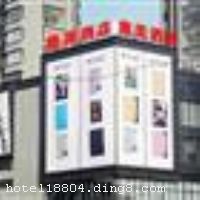 �ɶ������Ƶ�ش��ɻ������豱·���������·�����ν���ڴ���λ�ڳɶ����š��ڶ�����������·������Ȧ���������á��ֶ��ꡢ������ֹ���ǵ��ֲ��ڴˣ�����λ����Խ����𳵱�վ15���ӳ��̣���˫�����ʻ���40���ӳ��̣����¹����»�չ����20���ӳ��̡� �����Ƶ���ۿ���ͦ�Σ��ڲ�װ�޺���ʩ���Ǽ���׼һӦ���裬������ܰ���ʡ�ӵ��80��侫Ʒ�ͷ����������38-58ƽ���ף����ַ������㲻ͬ�ͻ���������󴲷��������󴲷�������˫����������˫�������������������������䱸������ܰ��������Ʒ�����ʹ���ֱ���绰�����ٿ������������ǽ���ϵͳ���õ�λ������ɡ����ӱ��չ�ȴ����������Ի��������顣 �����Ƶ꿪ҵʱ��2011��3�£�¥��29�㣬�Ƶ�λ��14-17�㣬�ͷ�����86�䣨�ף�����ʩ�����
��������	�����齫������OK����ɣ�ð�Ħ
���ÿ�	ĵ����,���뿨,���ǿ�,����,̫ƽ��,������
�Ƶ��ر���ʾ
�����Ѱ����Ƶ����ѣ��������Ƶ��������á�˰�ռ����˶���Ҫ��ķ��á�
��ͨ���Ƶ����סʱ��Ϊ14��00�����ʱ��Ϊ����12��00������ǰ��ס���Ƴ���꣬�����������һ�����á�